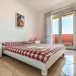 1 Bedroom In Apartment *